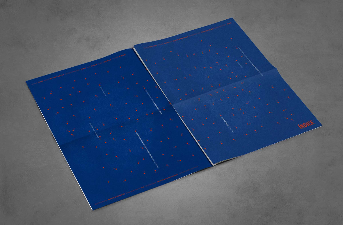 Cartel azul desplegado con pequeños detalles rojos de la revista La Locura, de Alexander y Neus, alumnos de Diseño Gráfico y Motion Graphics en TRAZOS