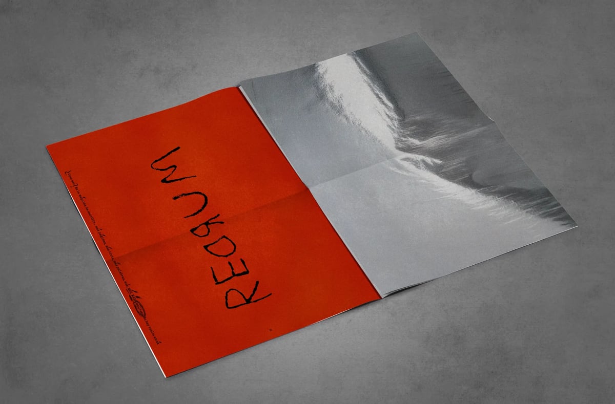 Pliego naranja con la palabra REDRUM y superficie plateada de la revista La Locura, de Alexander y Neus, alumnos de Diseño Gráfico y Motion Graphics en TRAZOS