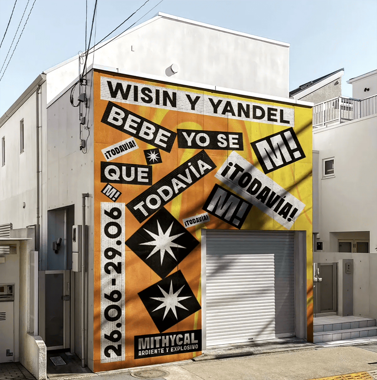 Mural urbano en fachada de edificio con el diseño del festival Mithycal y letras de Wisin y Yandel en amarillo y negro, de José Paredes, alumno de Diseño Gráfico y Motion Graphics en TRAZOS