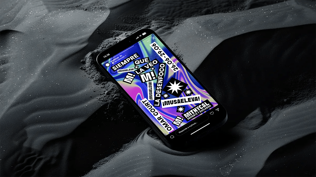 Vallas con el diseño del festival Mithycal bajo iluminación nocturna en un metro con referencias a 'Bebe' de Wisin y Yandel, de José Paredes, alumno de Diseño Gráfico y Motion Graphics en TRAZOS
