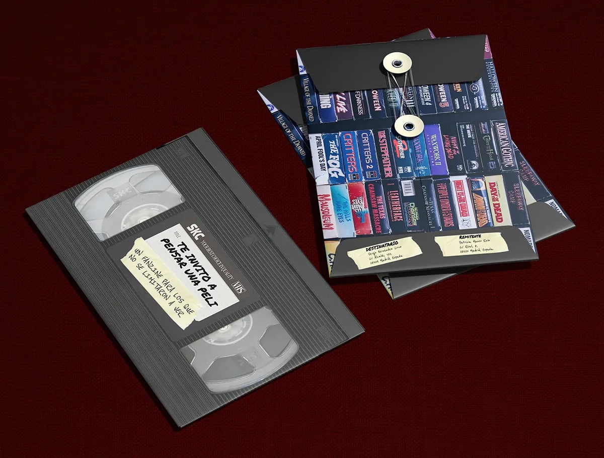 Packaging del fanzine con una cinta VHS y un sobre de carátulas de películas, de Patricia Manso Ruiz, alumna de Diseño Gráfico y Motion Graphics en TRAZOS