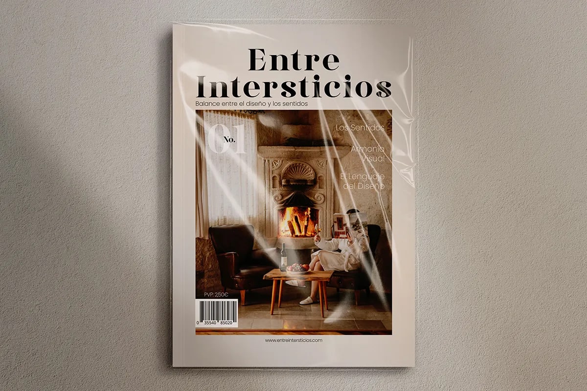 Portada de la revista editorial «Entre Intersticios» nº 01 sobre una pared, con una lectora junto a una chimenea, de Diana Barrero, alumna de Diseño Gráfico y Motion Graphics en TRAZOS