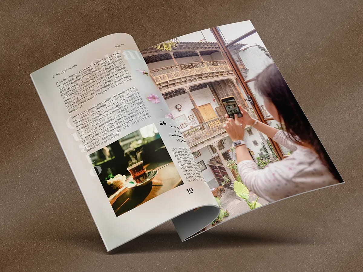Doble página interior de la revista «Entre Intersticios» con una taza de té y un patio canario, de Diana Barrero, alumna de Diseño Gráfico y Motion Graphics en TRAZOS