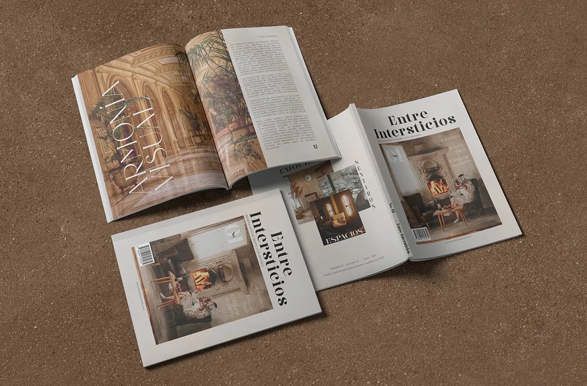 Varios ejemplares de la revista «Entre Intersticios» abiertos y apilados, de Diana Barrero, alumna de Diseño Gráfico y Motion Graphics en TRAZOS