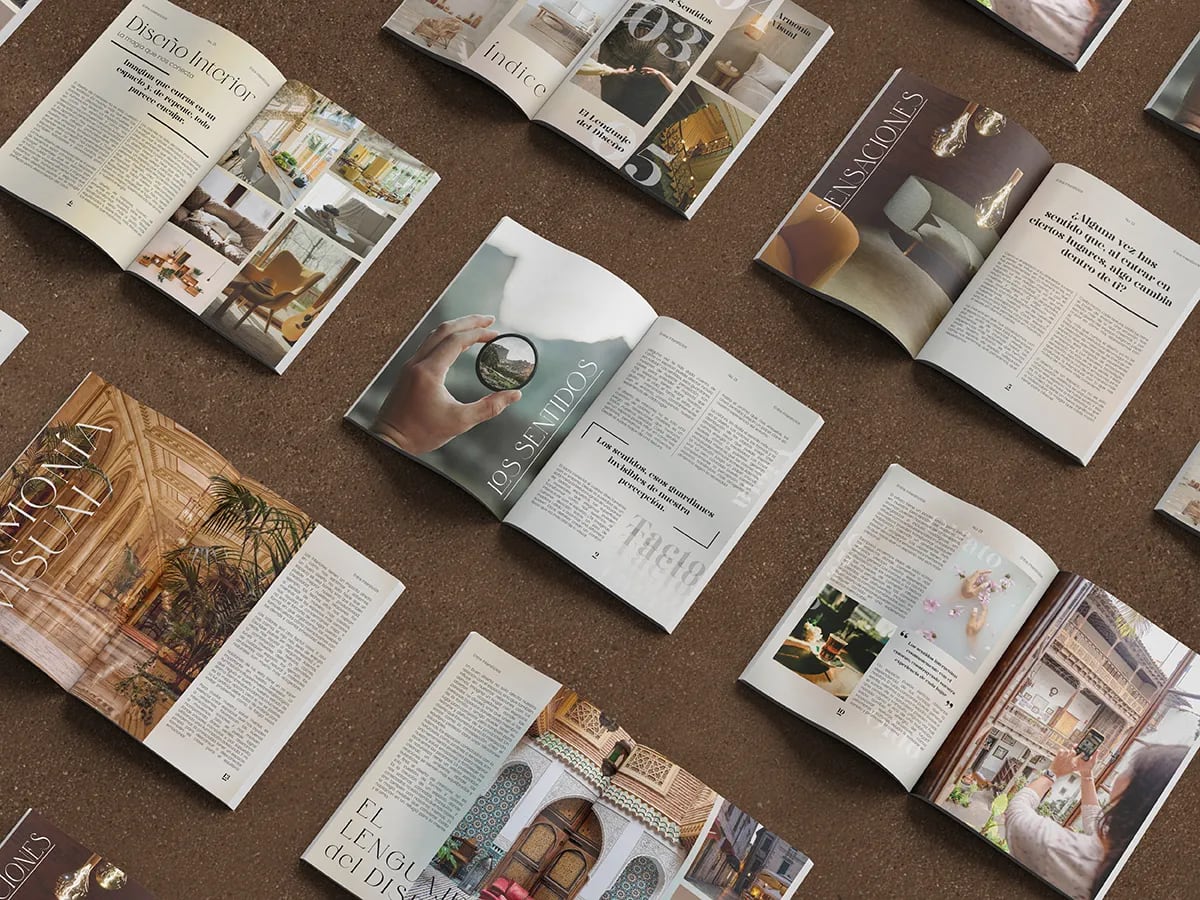 Varios ejemplares de la revista «Entre Intersticios» abiertos sobre el suelo mostrando distintas secciones, de Diana Barrero, alumna de Diseño Gráfico y Motion Graphics en TRAZOS