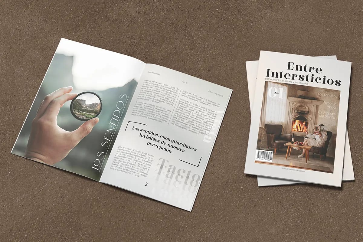 Doble página «Los Sentidos» de la revista «Entre Intersticios» junto a un ejemplar de portada, de Diana Barrero, alumna de Diseño Gráfico y Motion Graphics en TRAZOS