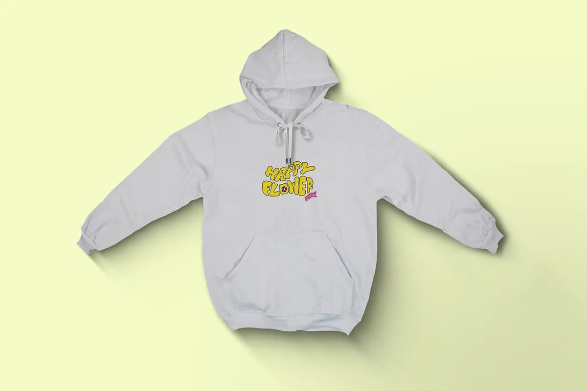 Sudadera gris de Happy Flower Fest con el logotipo en el pecho, de Sofía Villalta, alumna de Diseño Gráfico y Motion Graphics en TRAZOS