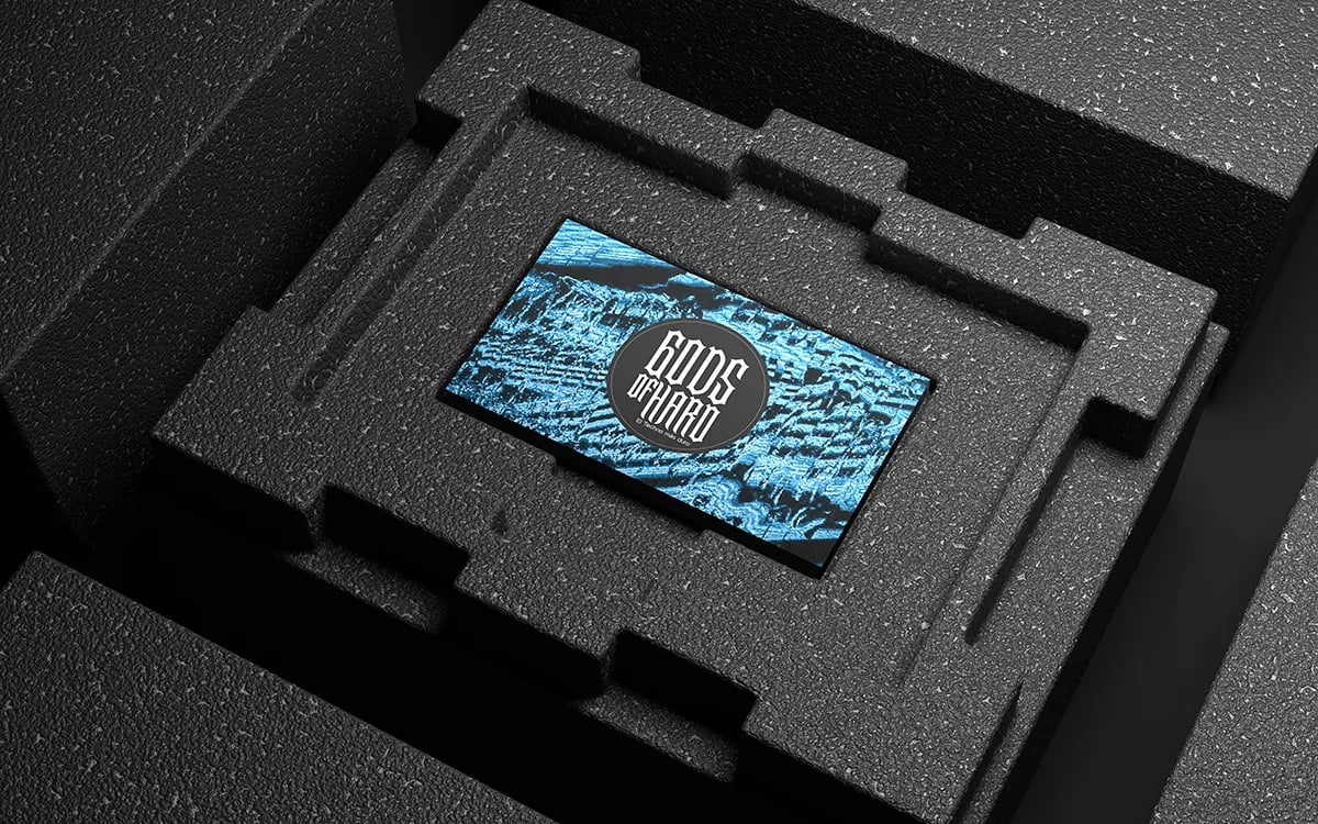 Tarjeta azul del festival de techno Gods of Hard sobre espuma negra, de Álvaro Fernández Cerón, alumno de Diseño Gráfico y Motion Graphics en TRAZOS