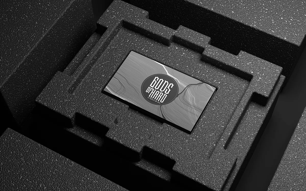 Tarjeta gris del festival de techno Gods of Hard sobre espuma negra, de Álvaro Fernández Cerón, alumno de Diseño Gráfico y Motion Graphics en TRAZOS