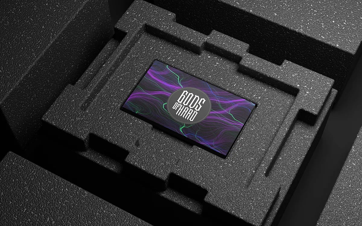 Tarjeta morada del festival de techno Gods of Hard sobre espuma negra, de Álvaro Fernández Cerón, alumno de Diseño Gráfico y Motion Graphics en TRAZOS