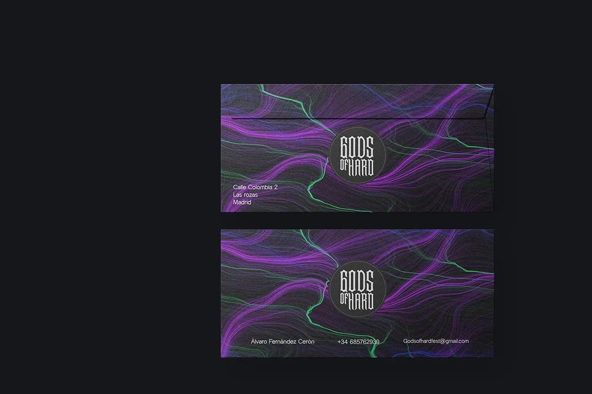 Sobres del festival de techno Gods of Hard con grafismo abstracto y datos de contacto, de Álvaro Fernández Cerón, alumno de Diseño Gráfico y Motion Graphics en TRAZOS