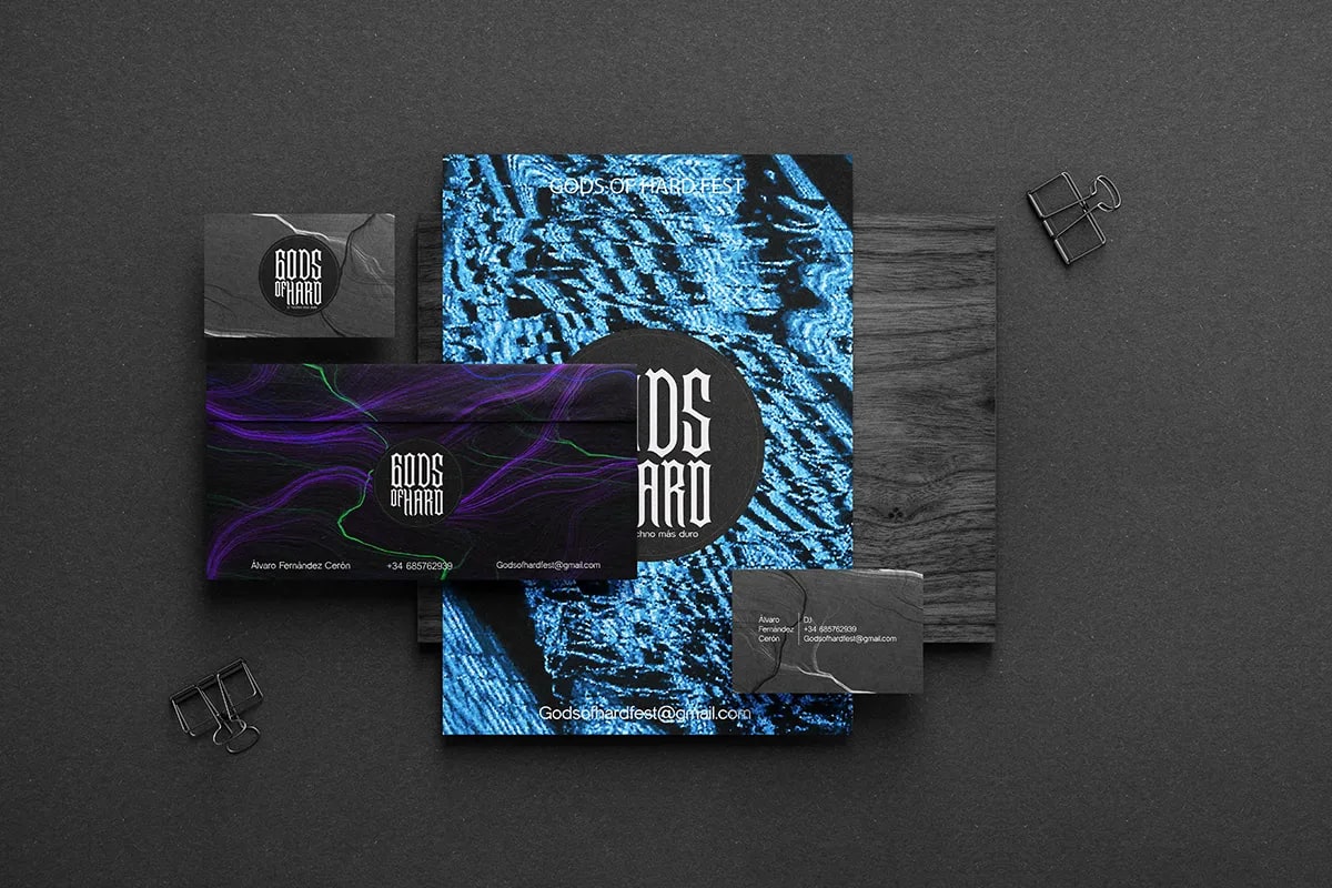 Conjunto de tarjetas y sobre azul del festival de techno Gods of Hard sobre fondo negro, de Álvaro Fernández Cerón, alumno de Diseño Gráfico y Motion Graphics en TRAZOS
