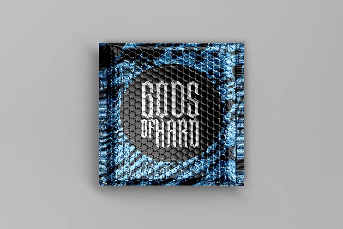 Sobre acolchado azul del festival de techno Gods of Hard con logo centrado, de Álvaro Fernández Cerón, alumno de Diseño Gráfico y Motion Graphics en TRAZOS
