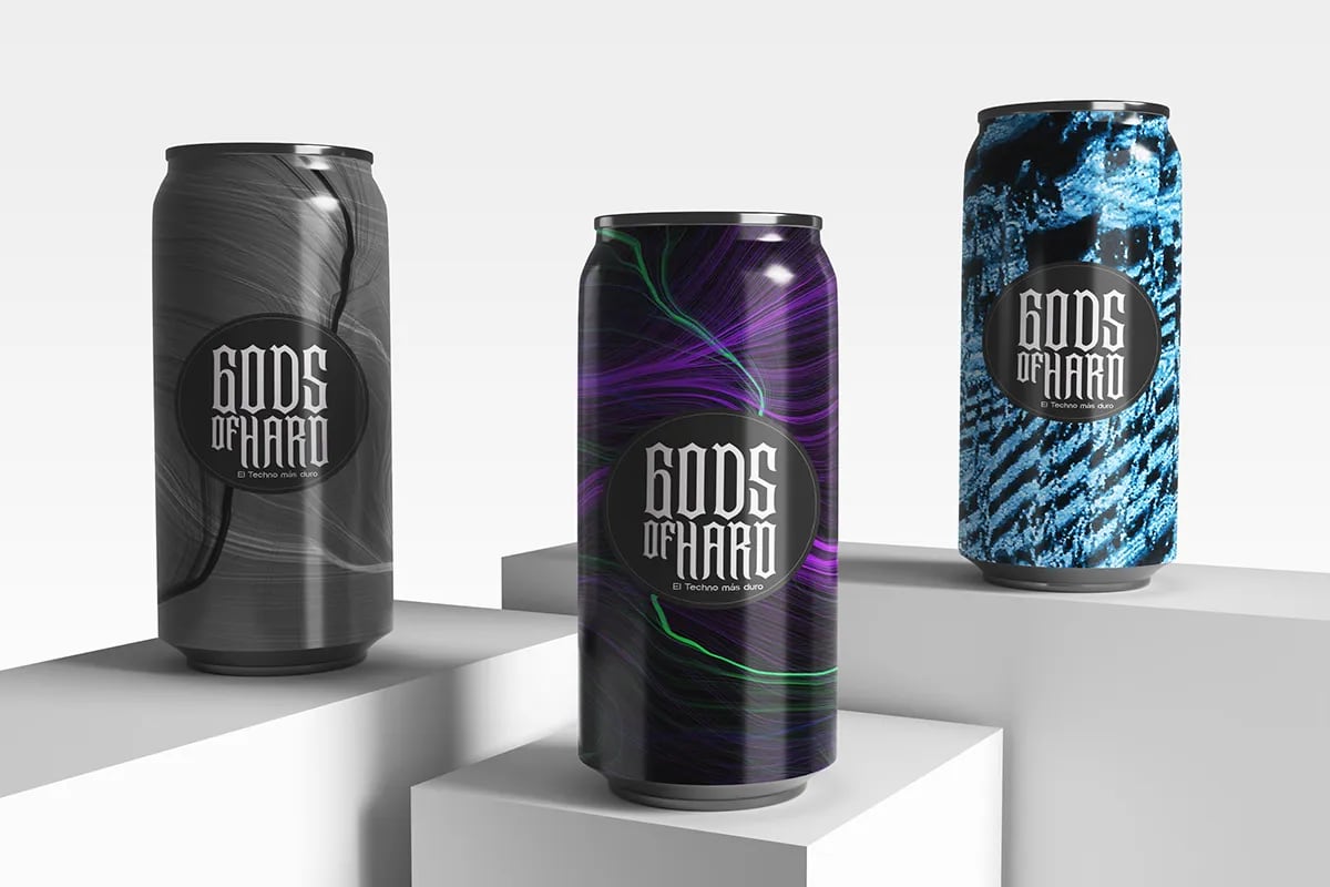 Tres latas de bebida energética del festival de techno Gods of Hard sobre pedestales blancos, de Álvaro Fernández Cerón, alumno de Diseño Gráfico y Motion Graphics en TRAZOS