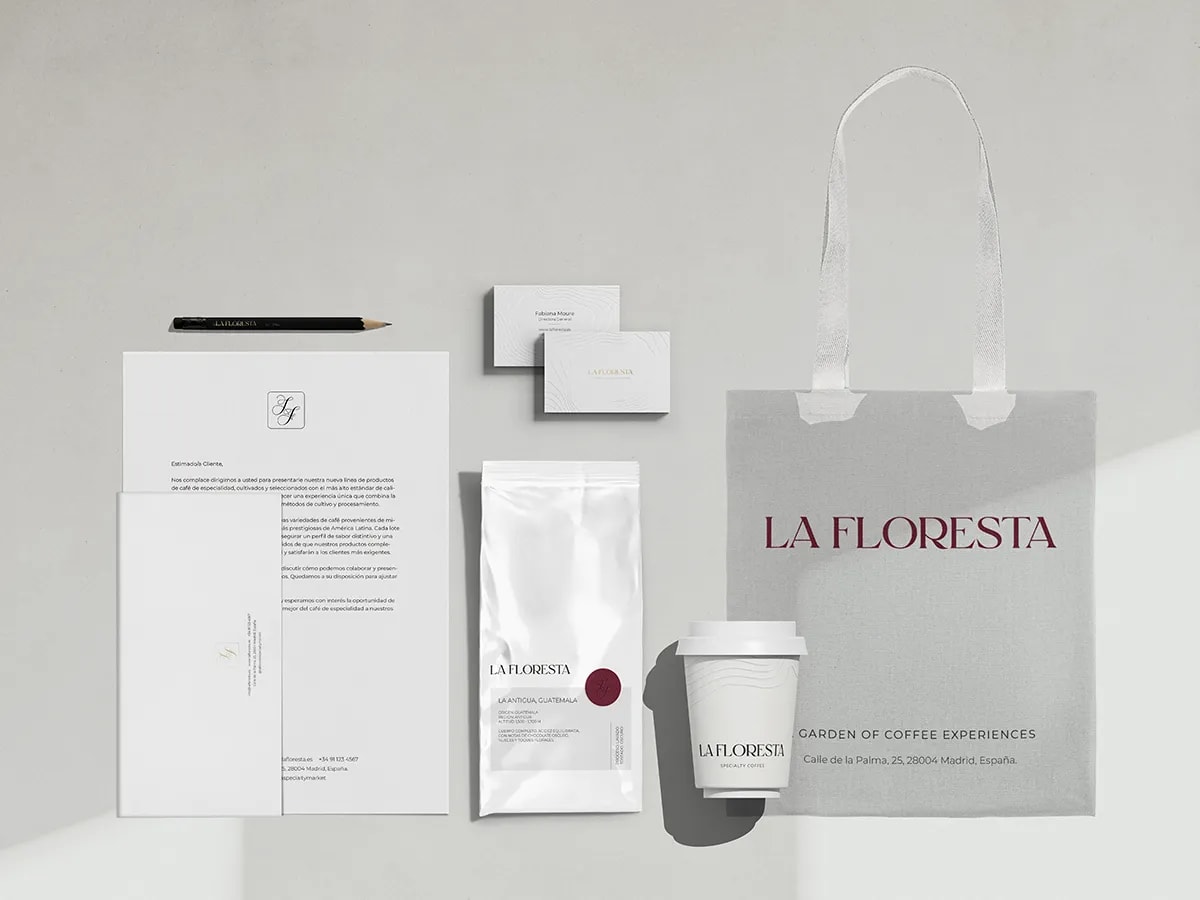 Papelería corporativa de La Floresta con carta, tarjetas, bolsa de café y vaso, de Fabiana Moure, alumna de Diseño Gráfico y Motion Graphics en TRAZOS