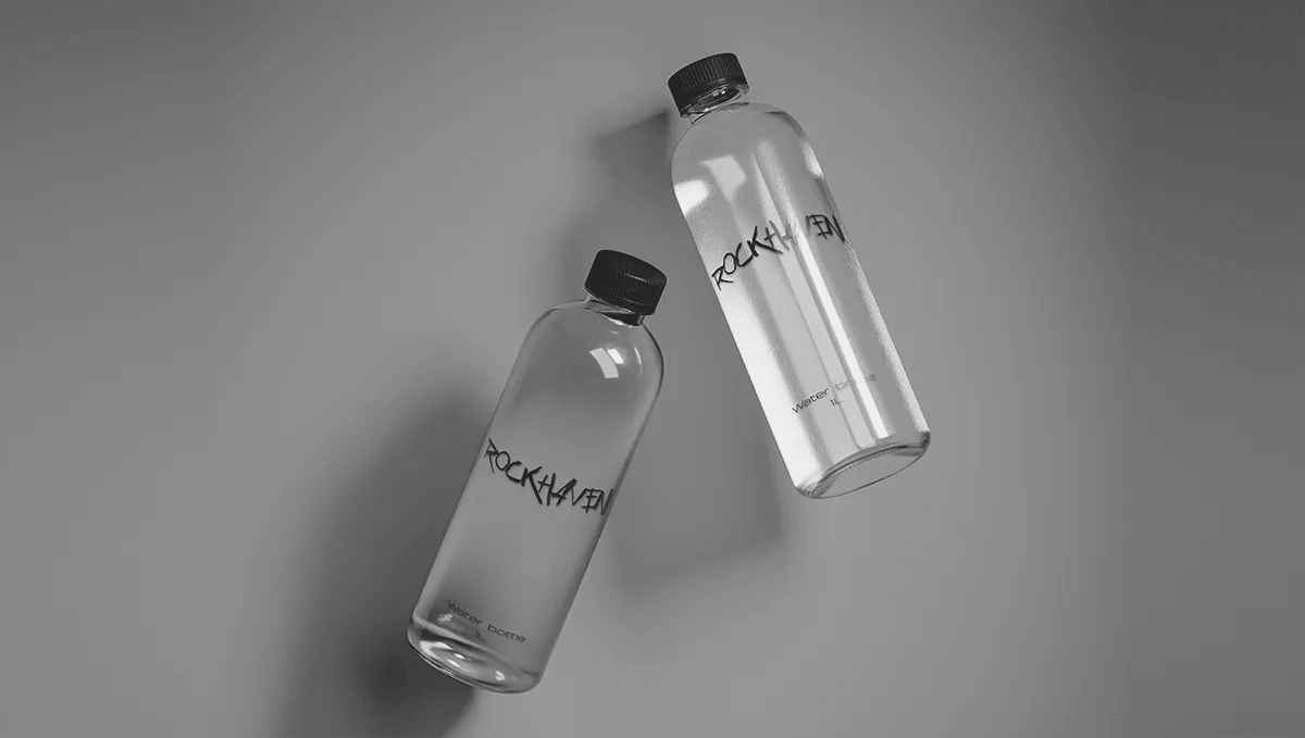 Botellas de agua de RockHaven con etiqueta de tipografía grunge, de Verónica Guzmán, alumna de Diseño Gráfico y Motion Graphics en TRAZOS