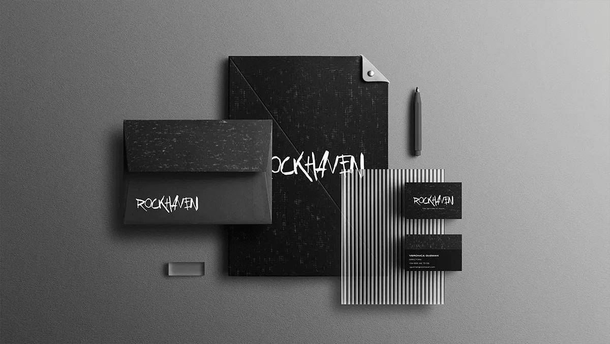 Papelería corporativa de RockHaven con sobre, carta, tarjetas y bolígrafo, de Verónica Guzmán, alumna de Diseño Gráfico y Motion Graphics en TRAZOS
