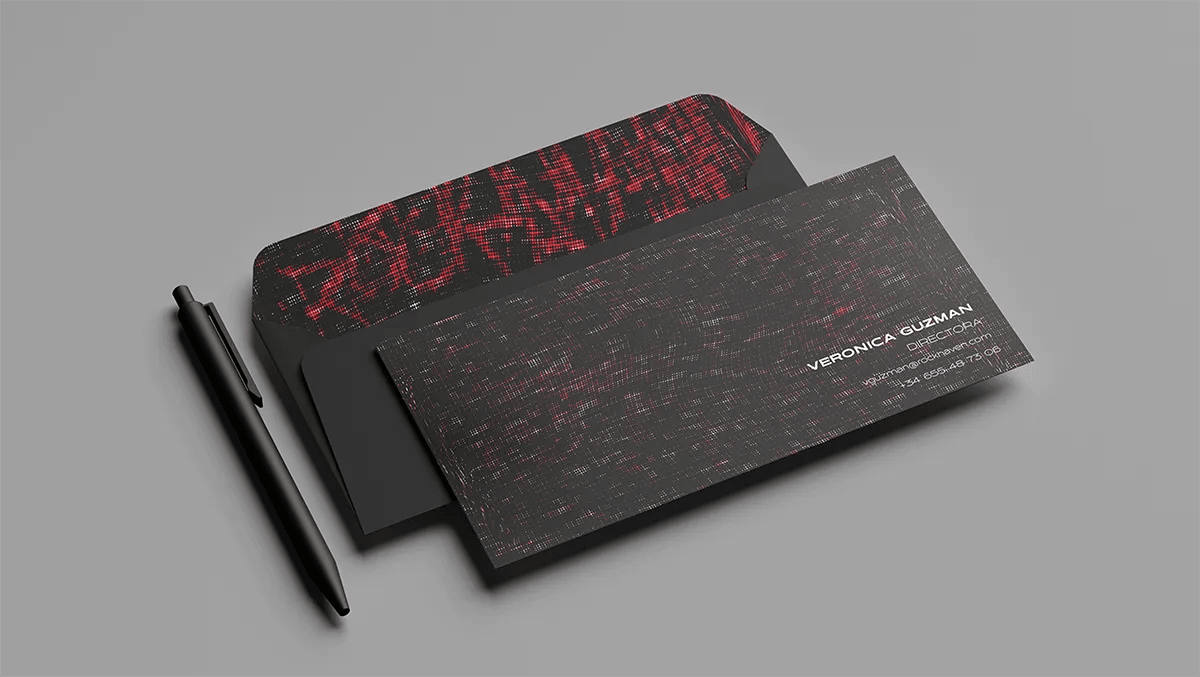 Sobre y tarjeta de RockHaven con textura roja y bolígrafo negro, de Verónica Guzmán, alumna de Diseño Gráfico y Motion Graphics en TRAZOS