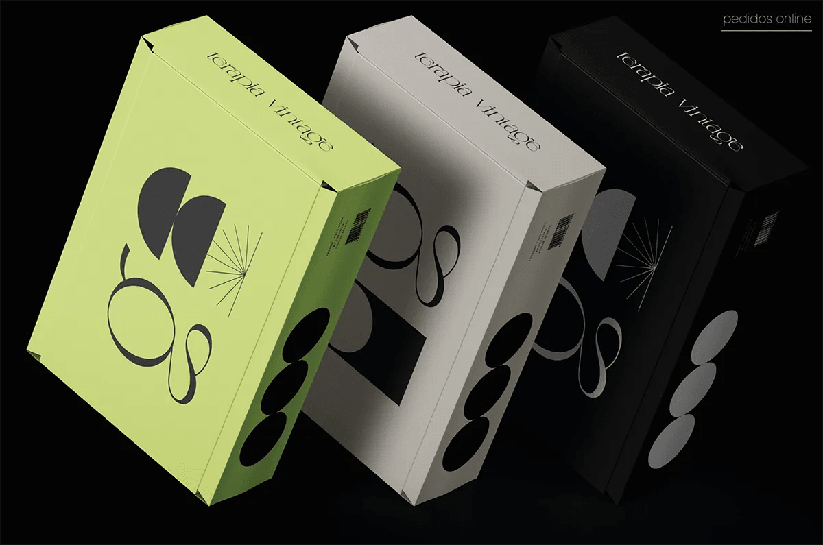 Tres cajas de envío de Terapia Vintage para pedidos online en verde lima, gris y negro, de Aida Domínguez, alumna de Diseño Gráfico y Motion Graphics en TRAZOS