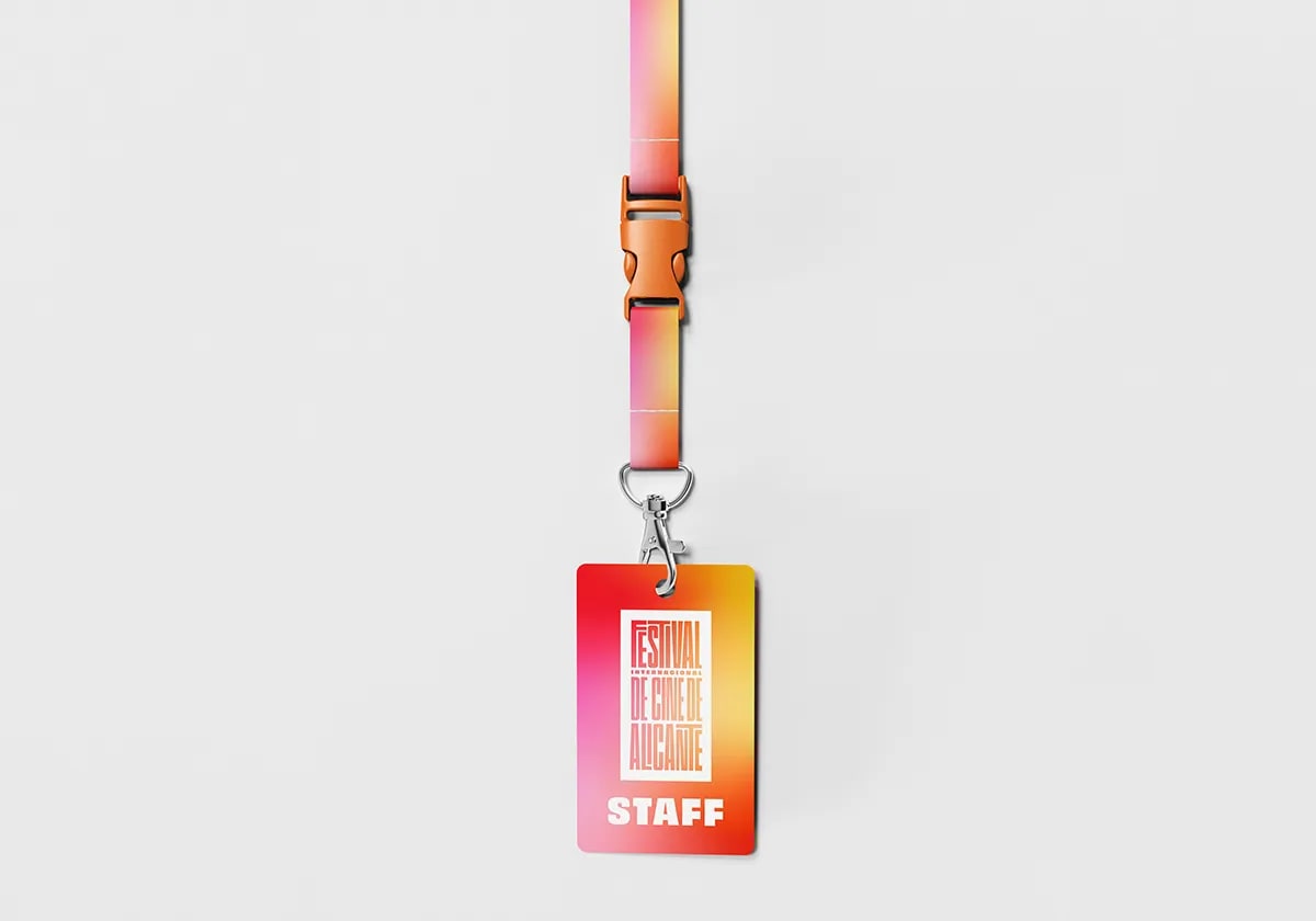 Acreditación de staff con lanyard del Festival de Cine de Alicante, de Camila Castillo, alumna de Diseño Gráfico y Motion Graphics en TRAZOS