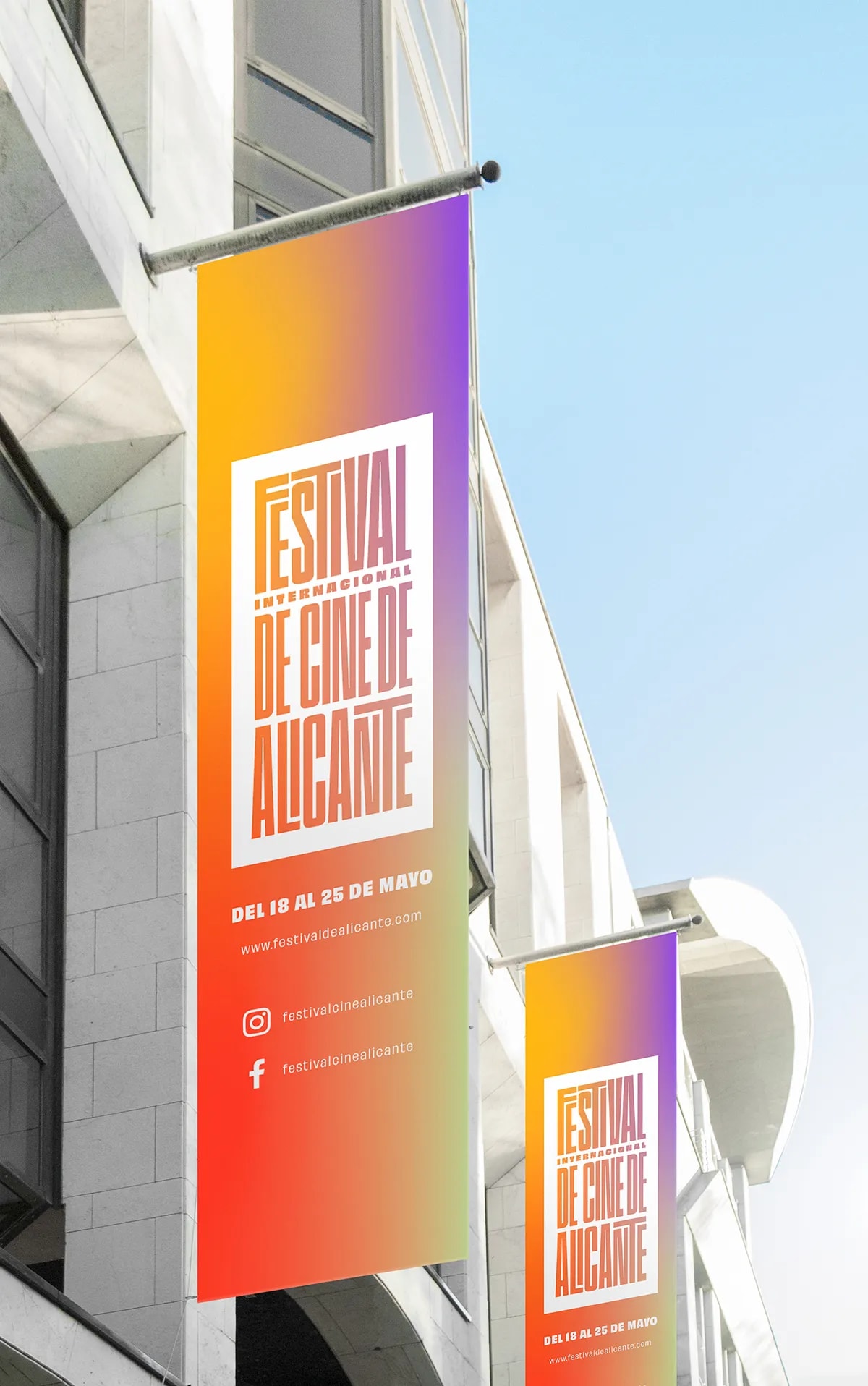 Banderolas con degradado del Festival de Cine de Alicante colgadas en una fachada, de Camila Castillo, alumna de Diseño Gráfico y Motion Graphics en TRAZOS