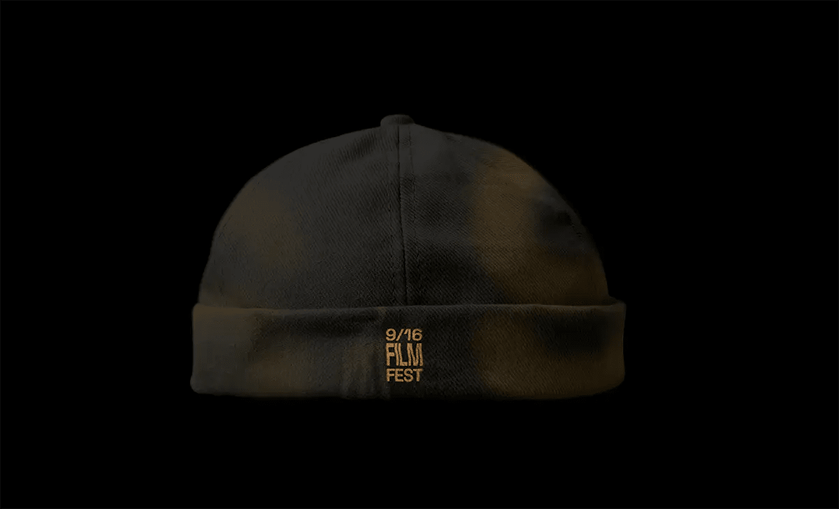 Gorro de merchandising del 9/16 Film Fest sobre fondo negro, de Esther García, alumna de Diseño Gráfico y Motion Graphics en TRAZOS