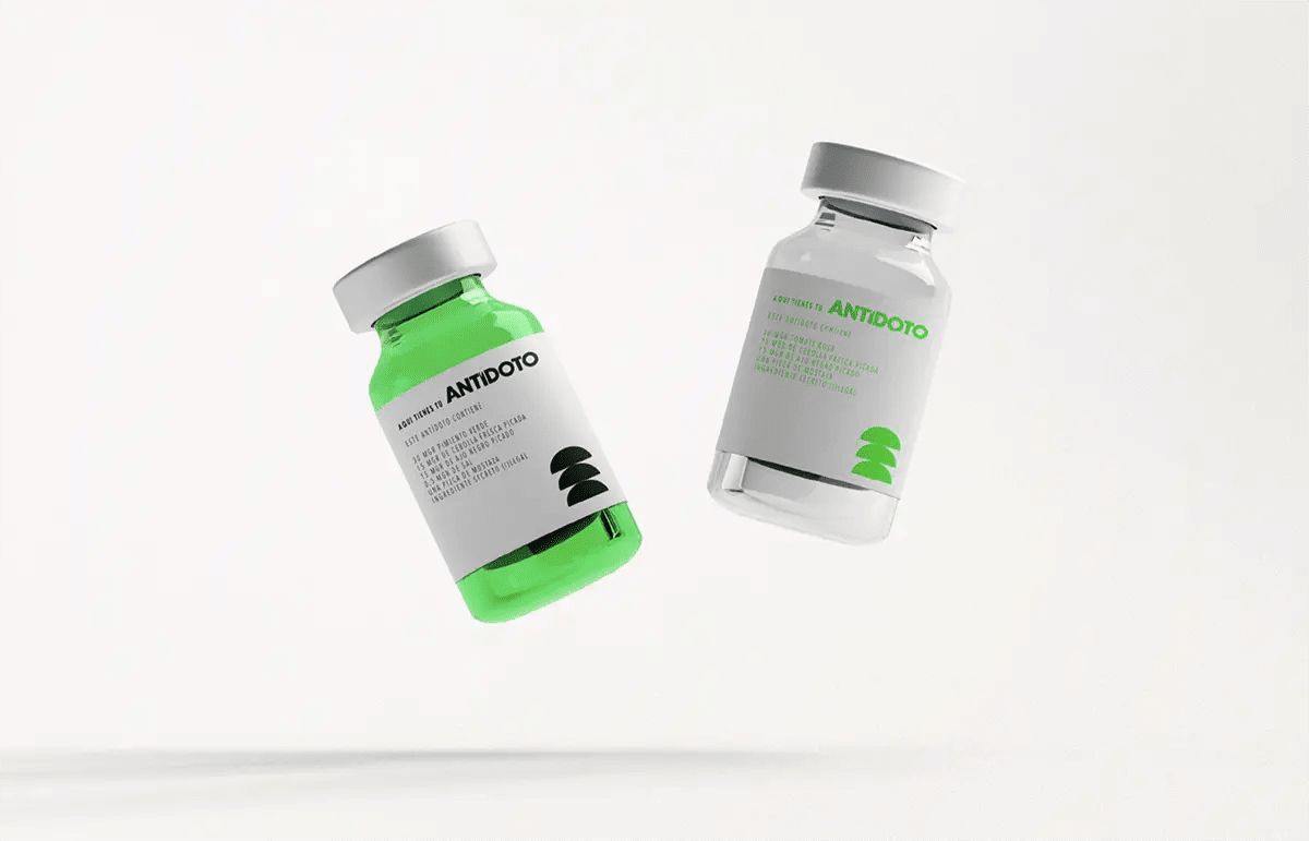 Frascos tipo vial de la marca Antídoto, uno con líquido verde, de Elena Toledo, alumna de Diseño Gráfico y Motion Graphics en TRAZOS