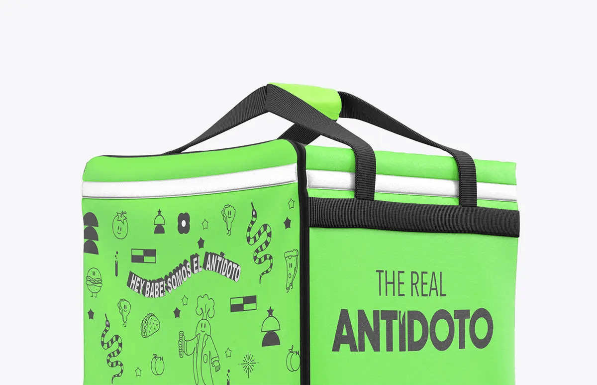 Mochila de reparto verde de la marca Antídoto con ilustraciones, de Elena Toledo, alumna de Diseño Gráfico y Motion Graphics en TRAZOS