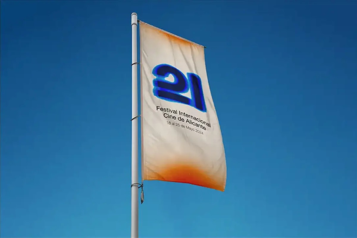 Bandera del Festival de Cine de Alicante ondeando contra el cielo, de David Guareño, alumno de Diseño Gráfico y Motion Graphics en TRAZOS