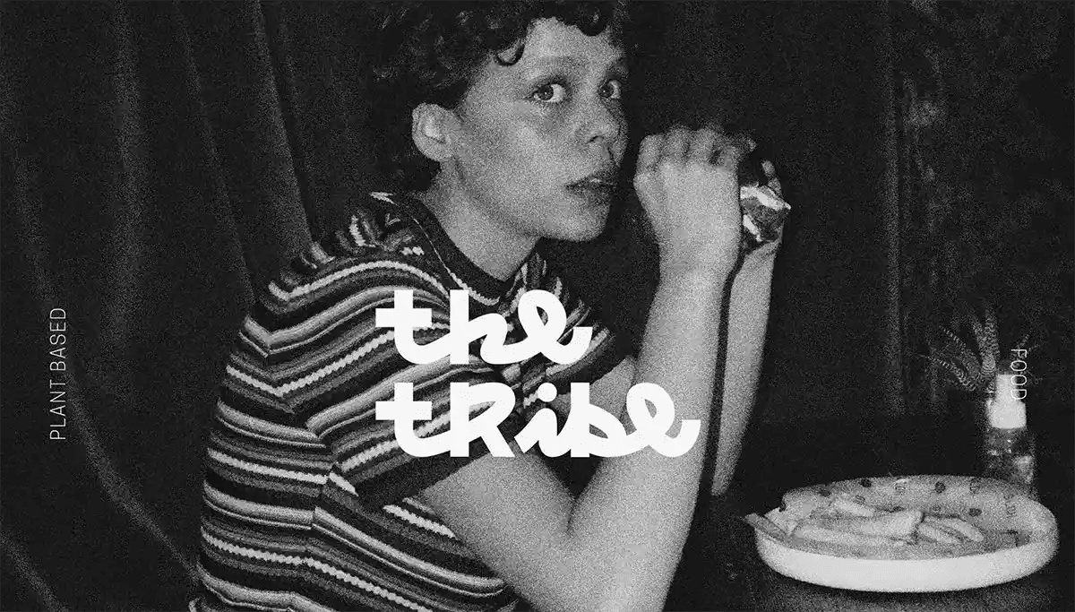Cartel en blanco y negro de The Tribe con el logotipo y la frase plant based, de Ene Irimia, alumna de Diseño Gráfico y Motion Graphics en TRAZOS