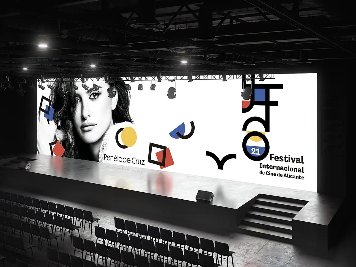 Backdrop de escenario del Festival de Cine de Alicante con Penélope Cruz, de Leticia Pérez Ferreiros, alumna de Diseño Gráfico y Motion Graphics en TRAZOS