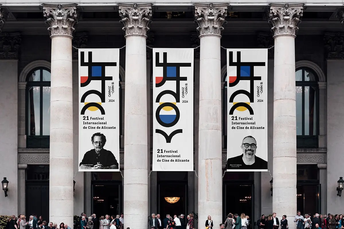 Banderolas verticales del Festival de Cine de Alicante colgadas en la fachada de un edificio clásico, de Leticia Pérez Ferreiros, alumna de Diseño Gráfico y Motion Graphics en TRAZOS