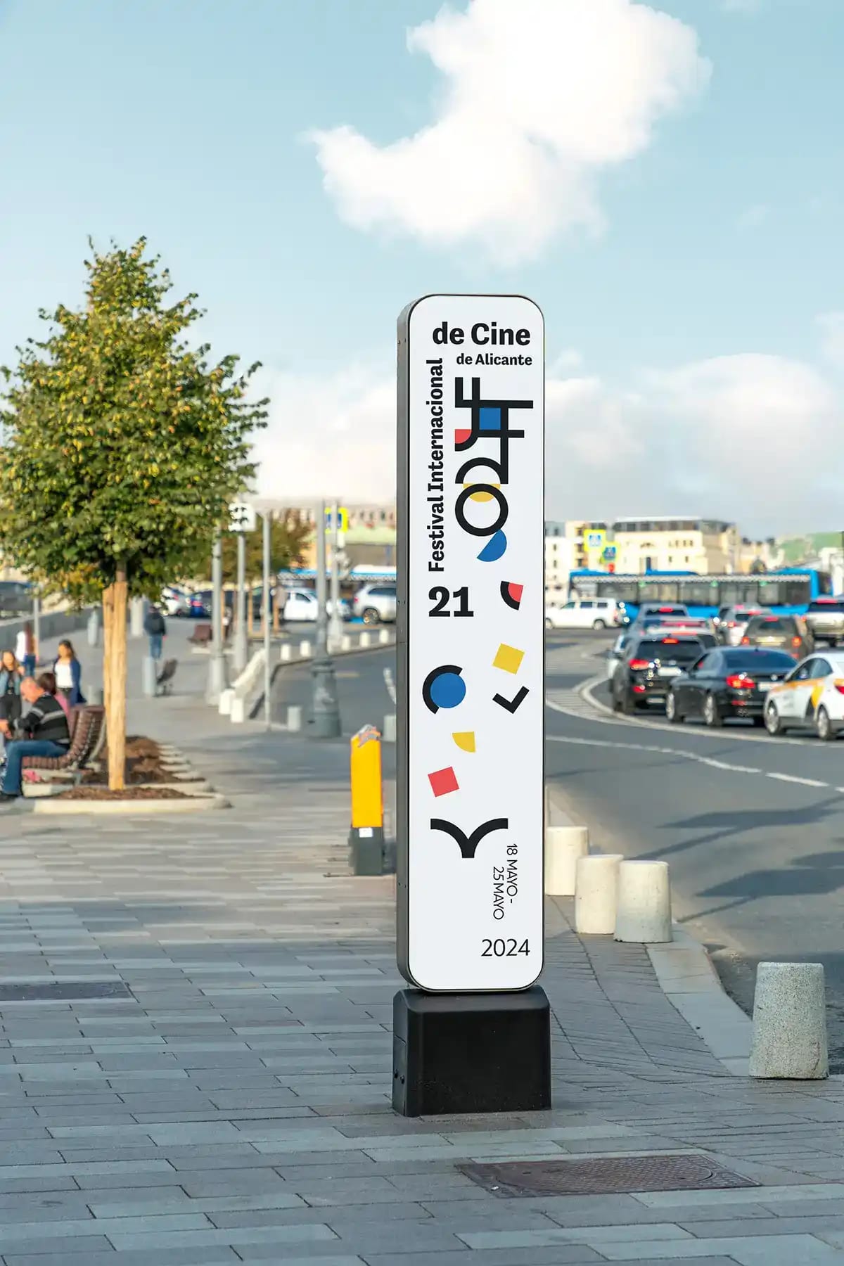 Tótem de señalización del Festival de Cine de Alicante en la calle, de Leticia Pérez Ferreiros, alumna de Diseño Gráfico y Motion Graphics en TRAZOS