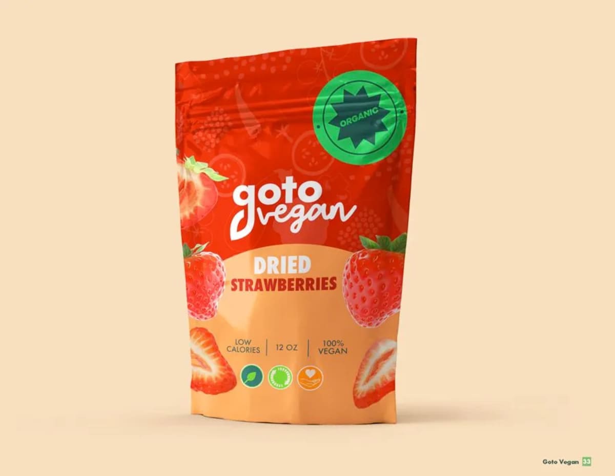 Bolsa frontal de Goto Vegan Dried Strawberries con sello orgánico, de Patricio Silva, alumno de Diseño Gráfico y Motion Graphics en TRAZOS