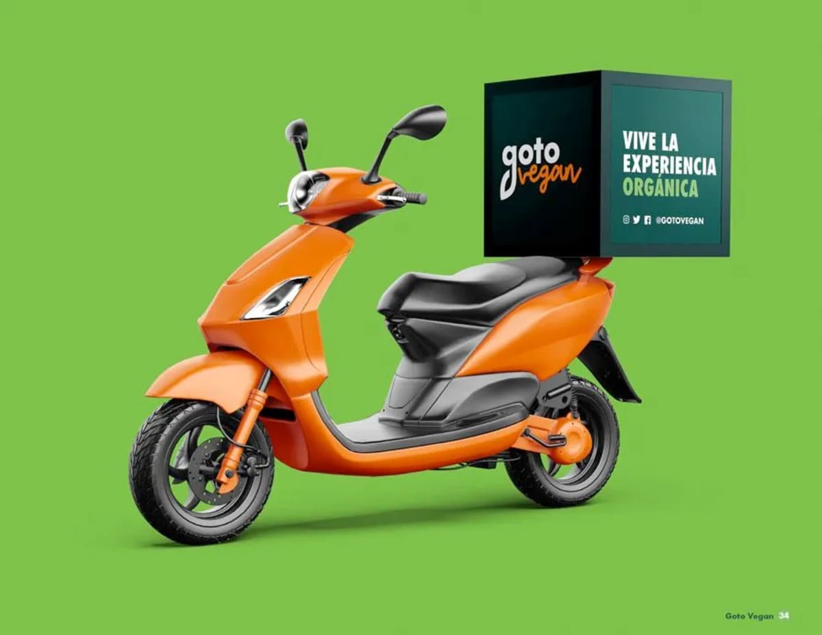 Moto de reparto naranja con baúl de Goto Vegan y el lema vive la experiencia orgánica, de Patricio Silva, alumno de Diseño Gráfico y Motion Graphics en TRAZOS