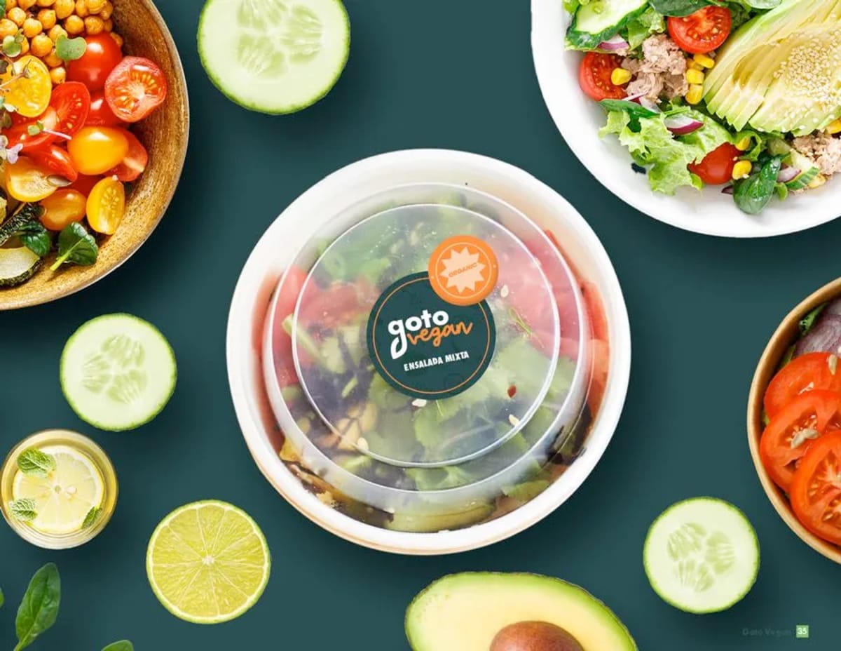 Bol de ensalada mixta de Goto Vegan rodeado de verduras frescas, de Patricio Silva, alumno de Diseño Gráfico y Motion Graphics en TRAZOS