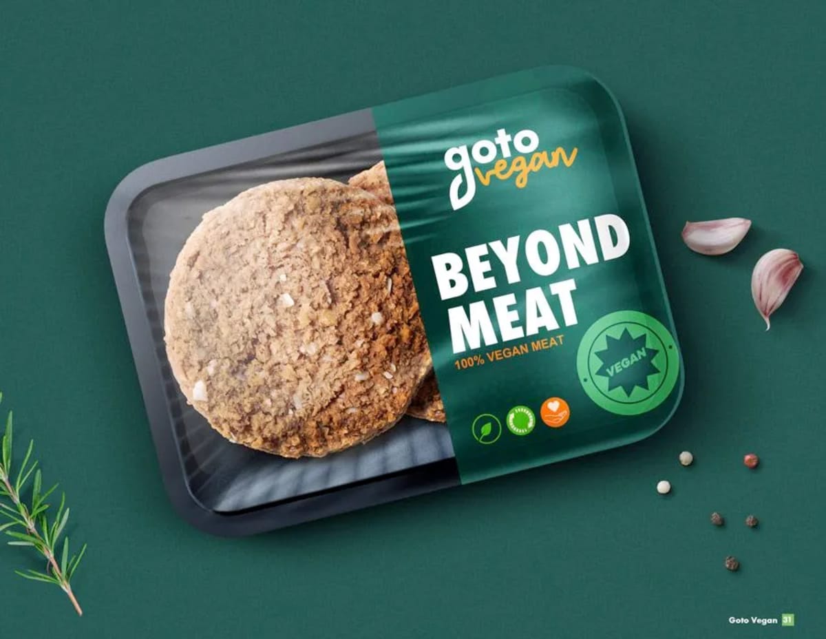 Bandeja de hamburguesas Beyond Meat de Goto Vegan con sello vegan, de Patricio Silva, alumno de Diseño Gráfico y Motion Graphics en TRAZOS