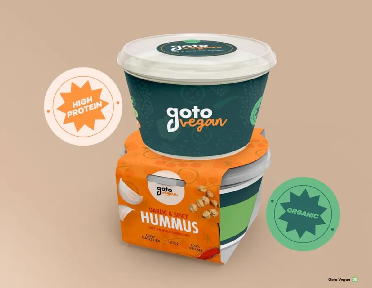 Tarrinas de hummus garlic and spicy de Goto Vegan con sellos high protein y organic, de Patricio Silva, alumno de Diseño Gráfico y Motion Graphics en TRAZOS