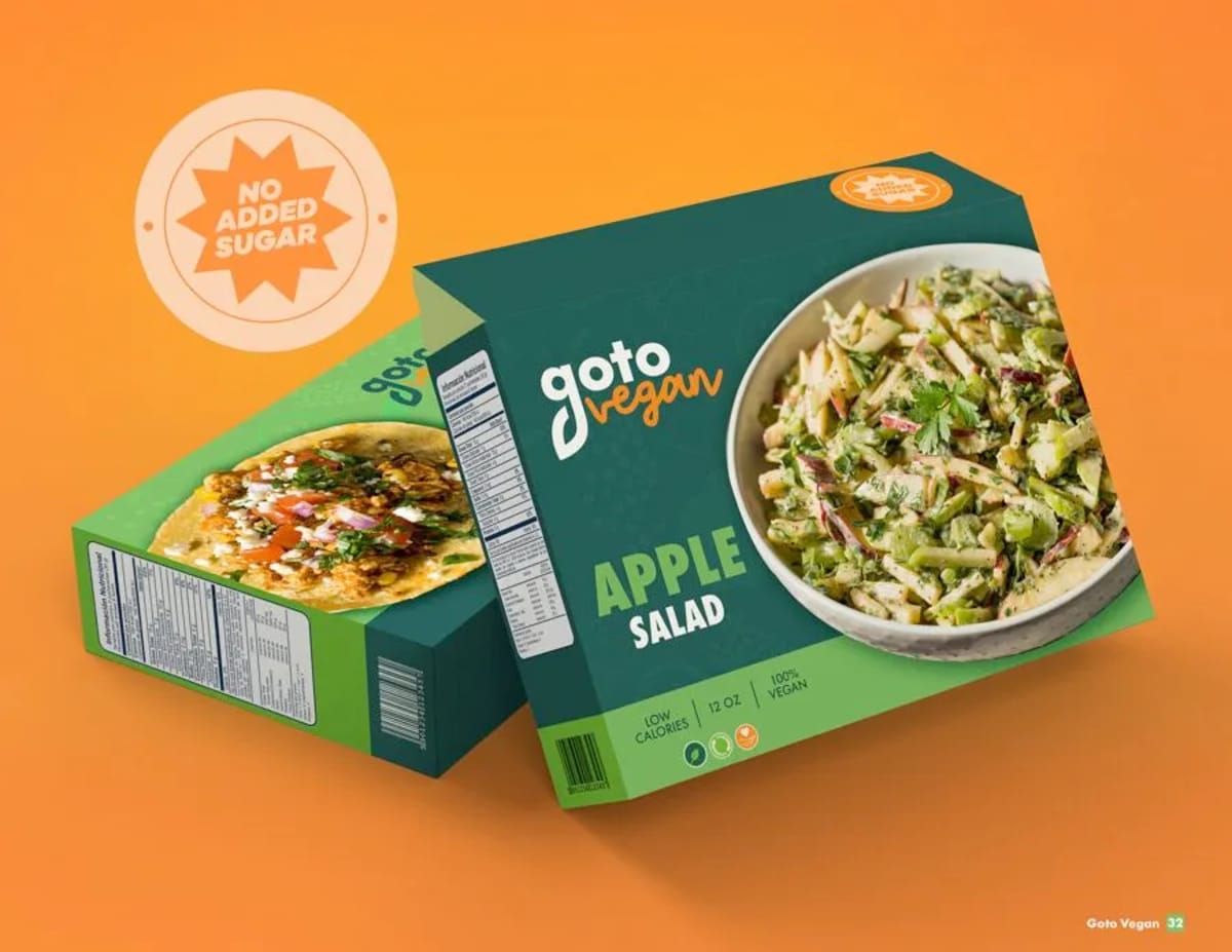 Caja de Apple Salad de Goto Vegan con sello no added sugar sobre fondo naranja, de Patricio Silva, alumno de Diseño Gráfico y Motion Graphics en TRAZOS