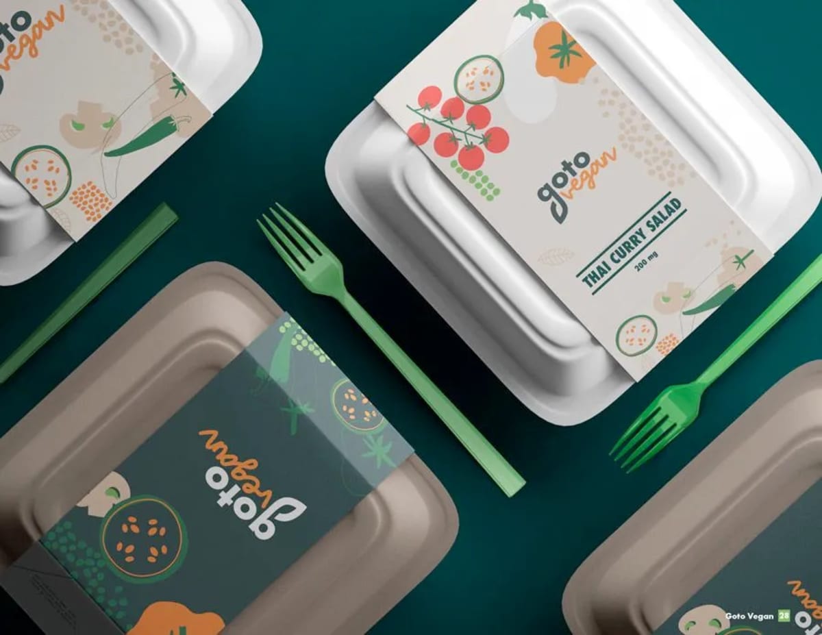 Bandejas take away de Goto Vegan con fajas ilustradas y cubiertos verdes, de Patricio Silva, alumno de Diseño Gráfico y Motion Graphics en TRAZOS