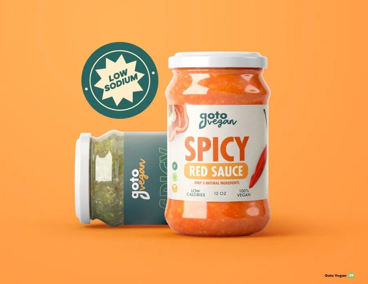 Tarros de salsa Spicy Red Sauce de Goto Vegan con sello low sodium, de Patricio Silva, alumno de Diseño Gráfico y Motion Graphics en TRAZOS