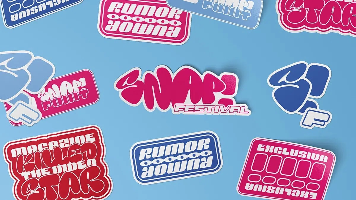 Pegatinas del Snap! Festival sobre fondo azul, de Gabriel Navacerrada, alumno de Diseño Gráfico y Motion Graphics en TRAZOS