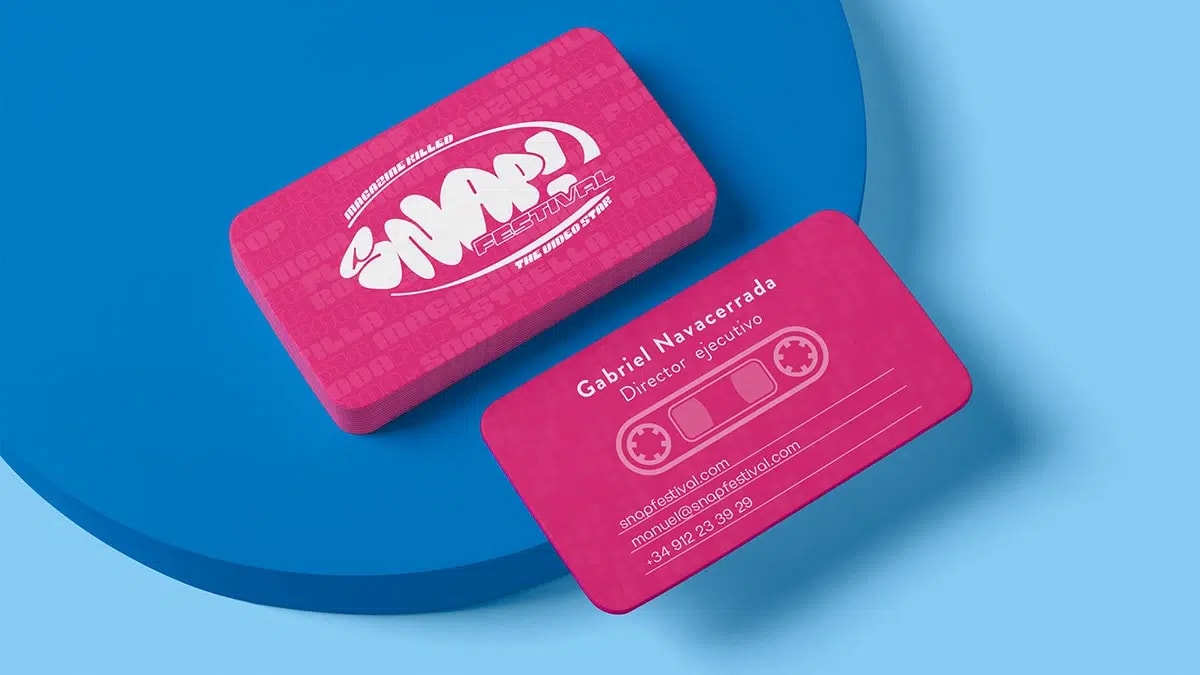 Tarjetas de visita rosa del Snap! Festival con motivo de cassette, de Gabriel Navacerrada, alumno de Diseño Gráfico y Motion Graphics en TRAZOS