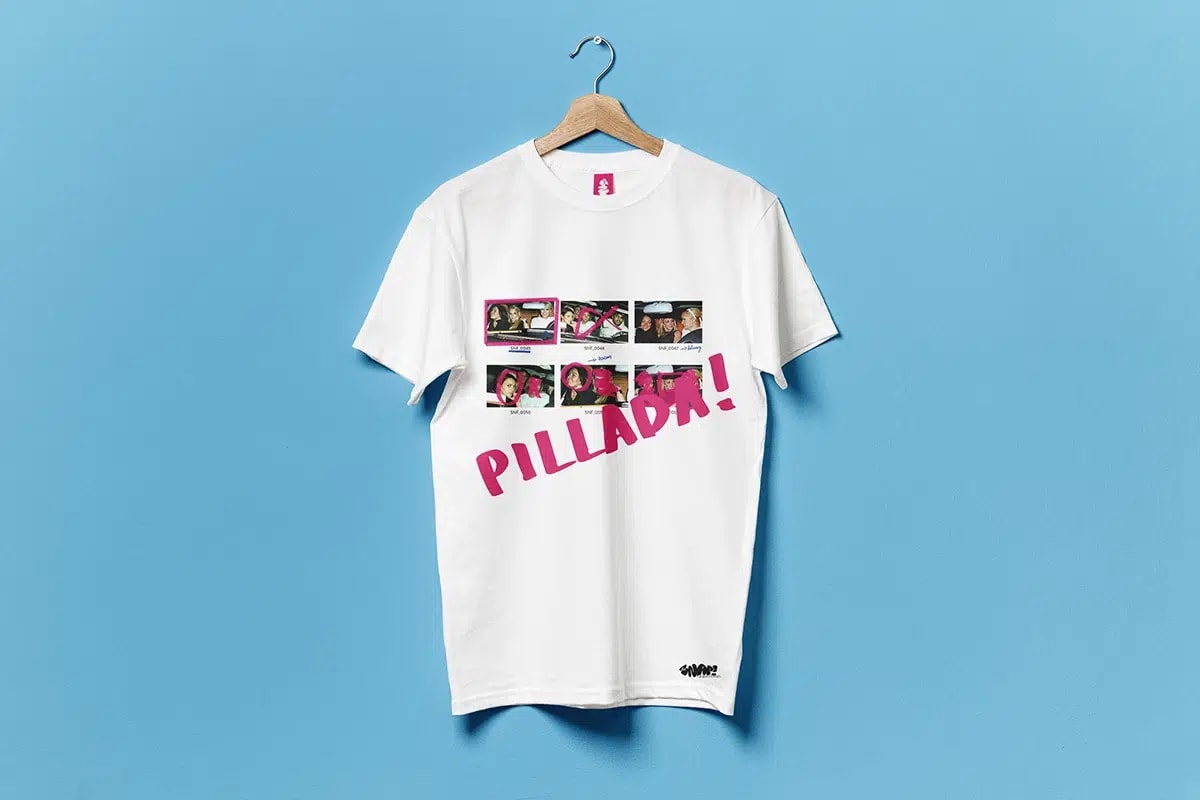 Camiseta blanca del Snap! Festival con el mensaje Pillada, de Gabriel Navacerrada, alumno de Diseño Gráfico y Motion Graphics en TRAZOS