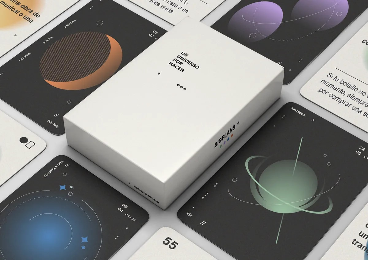 Caja BigPlans Un universo por hacer entre cartas con planetas y galaxias, de Marta Gil García, alumna de Diseño Gráfico y Motion Graphics en TRAZOS