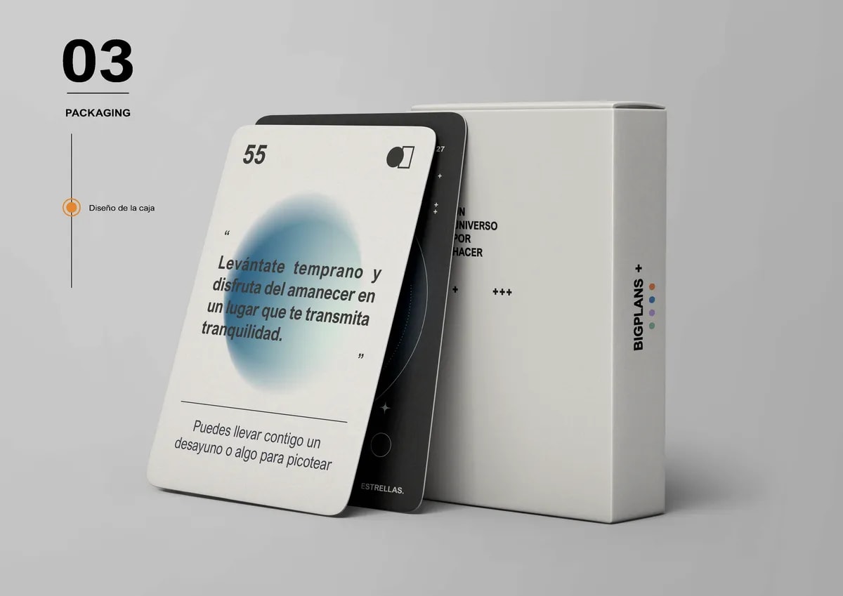 Diseño del packaging BigPlans con la caja en pie y una carta con un consejo, de Marta Gil García, alumna de Diseño Gráfico y Motion Graphics en TRAZOS