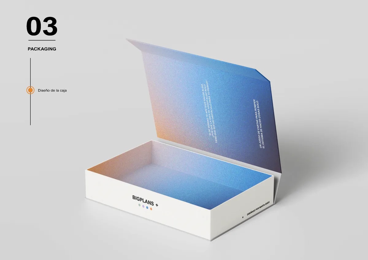 Caja BigPlans abierta mostrando el interior con degradado azul y naranja, de Marta Gil García, alumna de Diseño Gráfico y Motion Graphics en TRAZOS
