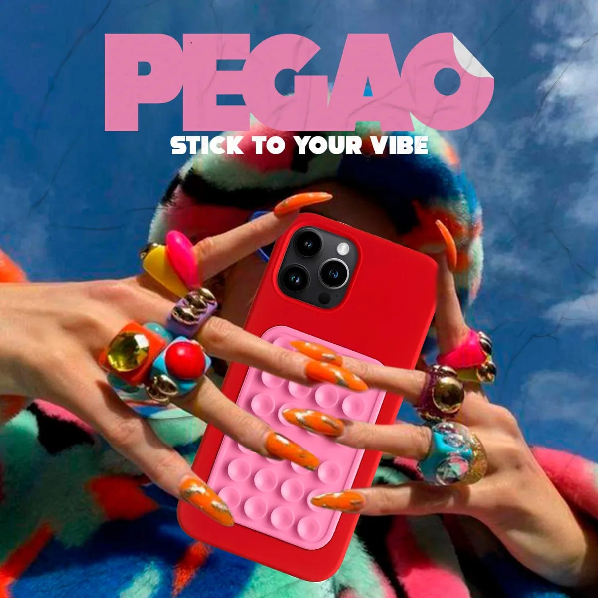 Funda de móvil roja con ventosas de Pegao sostenida con uñas de colores, de Sara García Iglesias, alumna de Diseño Gráfico y Motion Graphics en TRAZOS