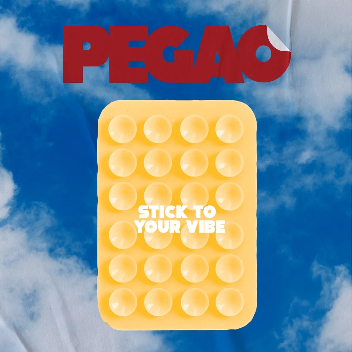 Pad de ventosas amarillas de Pegao con el lema Stick to your vibe sobre cielo, de Sara García Iglesias, alumna de Diseño Gráfico y Motion Graphics en TRAZOS