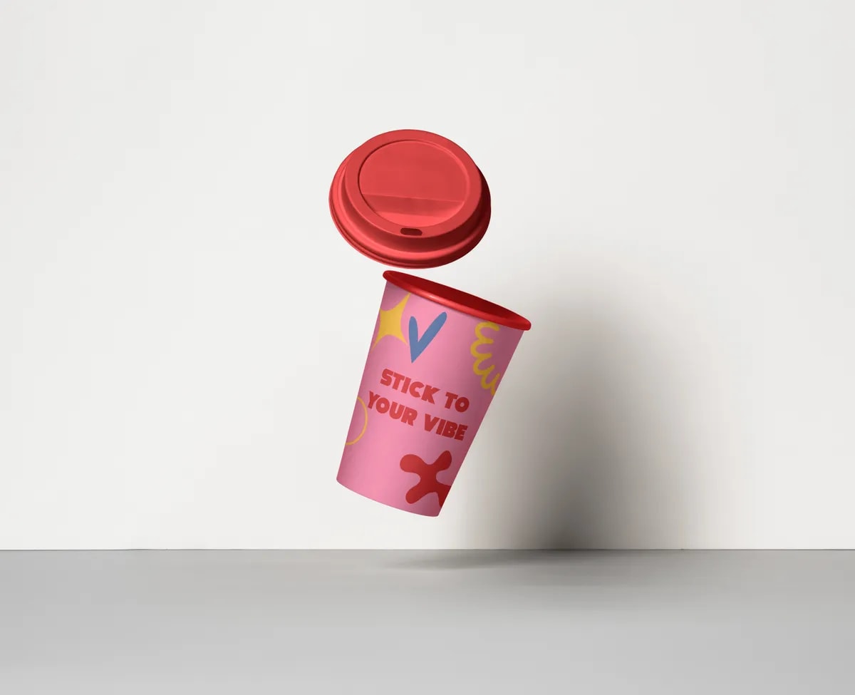 Vaso take away rosa de Pegao con el lema Stick to your vibe, de Sara García Iglesias, alumna de Diseño Gráfico y Motion Graphics en TRAZOS